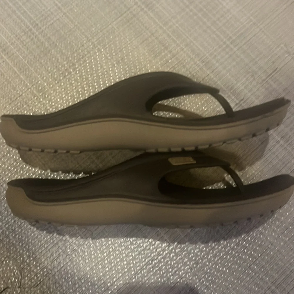 Crocs unisex brown flip-flops Men's 9/Women's 11